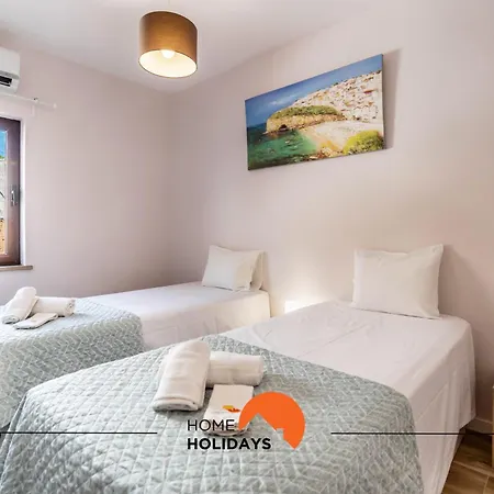 #164 Saradel 42 By Holidays Apartment